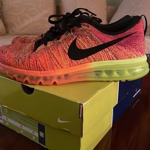Must haves! men’s Nike Flyknit Max Size 12. Great colors, orange with blk swoosh